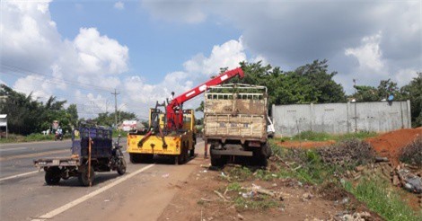 Xe tải lao xuống hố sâu bên đường, hai bố con tử vong trong cabin