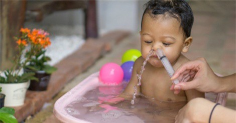 Cẩn trọng khi dùng dụng cụ rửa mũi cho trẻ tại nhà