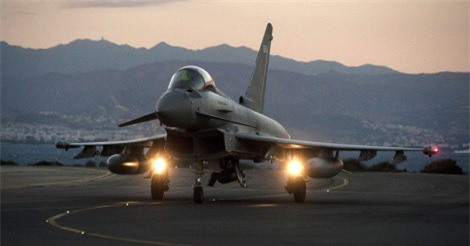 Chi&#x1EBF;n c&#x1A1; Anh oanh k&#xED;ch d&#x1EEF; d&#x1ED9;i c&#x103;n c&#x1EE9; qu&#xE2;n &#x111;&#x1ED9;i Syria, 7 qu&#xE2;n nh&#xE2;n th&#x1B0;&#x1A1;ng vong