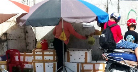 Cua biển gắn mác Cà Mau bán đổ đống vỉa hè Sài Gòn