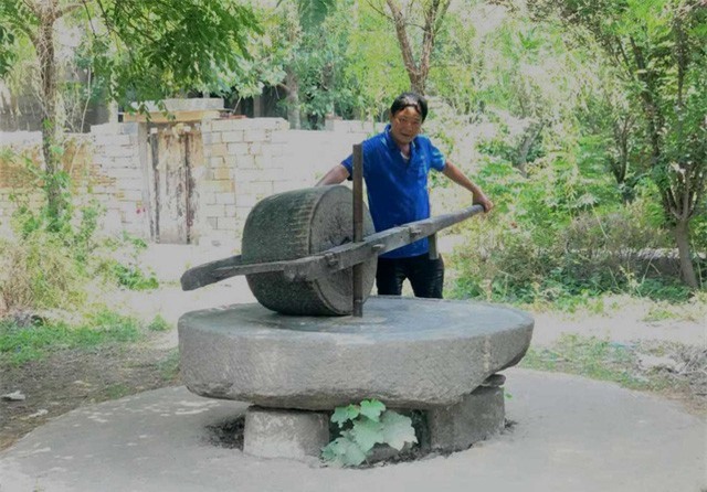 Đại gia Đồng Nai chi 160 triệu đồng mua chiếc cối đá 2 tấn về ngắm