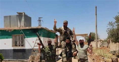 Phi&#x1EBF;n qu&#xE2;n FSA &#x111;&#x1EA7;u h&#xE0;ng, &quot;d&#xE2;ng&quot; Busra Al-Sham cho qu&#xE2;n &#x111;&#x1ED9;i Syria