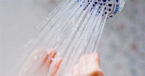 Tắm nước nóng như thế nào để ngăn nguy cơ đau tim, đột quỵ?