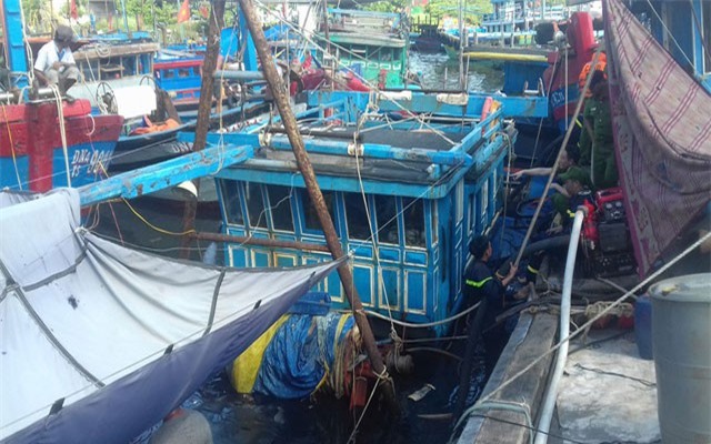 Đà Nẵng: Chìm tàu cá, 3.000 lít dầu tràn ra biển