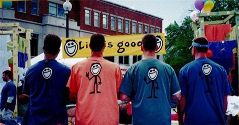 Kiếm triệu USD từ áo thun in thông điệp tích cực