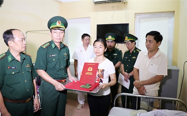 Nghệ An: Thăng quân hàm cho 2 chiến sỹ biên phòng bị thương khi truy bắt tội phạm ma tuý