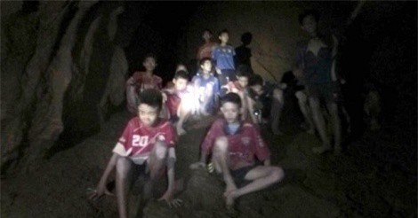 Thái Lan sẽ đưa đội bóng ra khỏi hang ngập nước sâu 5 km thế nào?