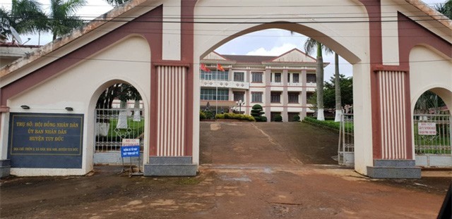 Cán bộ và người nhà “bỗng dưng” được cấp sổ đỏ trên đất quốc phòng