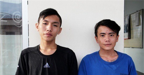 Hai thanh niên dàn cảnh mua thuốc lá rồi giật dây chuyền của chủ tiệm