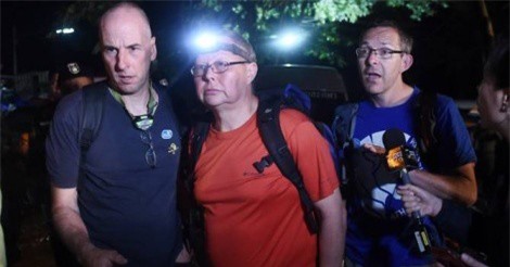 2 người Anh phát hiện đội bóng nhí Thái Lan mất tích né tránh truyền thông