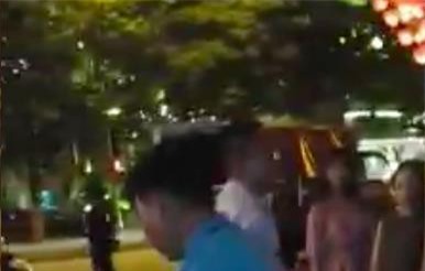 Cán bộ phường tịch thu nhạc cụ của nhóm nhạc đường phố