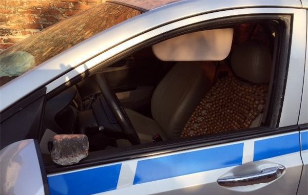 Đập vỡ kính ô tô, cướp tài sản của lái xe taxi