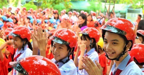 Gần 2 triệu học sinh lớp 1 cả nước được tặng mũ bảo hiểm