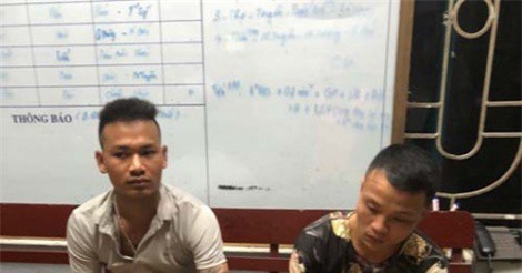 Hai thanh niên mang súng đã lên nòng nghênh ngang đi ngoài đường