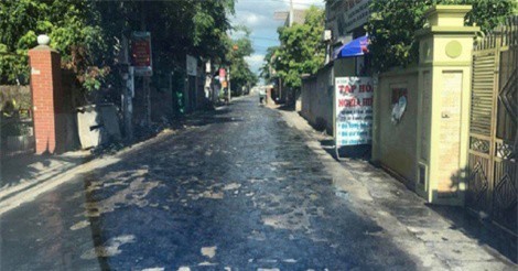 Nắng nóng khủng khiếp, mặt đường chảy nhựa loang lổ