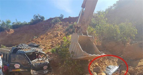 Vụ sập mỏ đất vùi lấp 2 xe tải: Đình chỉ mỏ