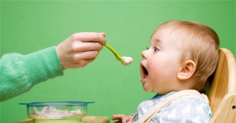 7 loại thực phẩm bạn nên cho trẻ ăn từ lúc tập đi để bé thông minh
