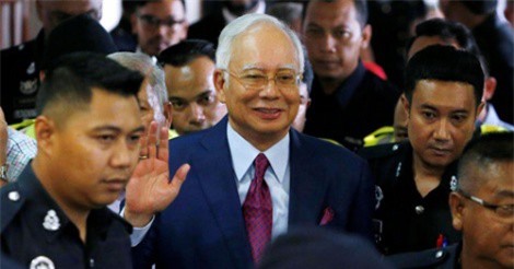 Cựu thủ tướng Malaysia kiện ba quan chức điều tra mình