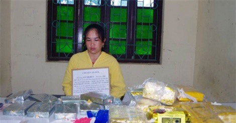 Điện Biên: Người phụ nữ vận chuyển 10 bánh heroin và 30.000 viên ma túy tổng hợp