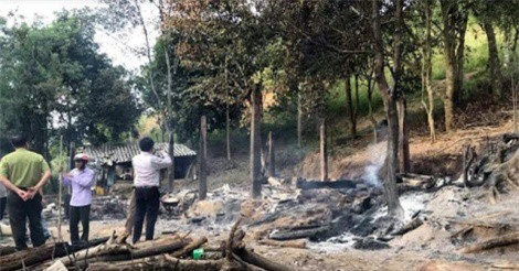 Rừng cháy lan, thiêu rụi nhà dân