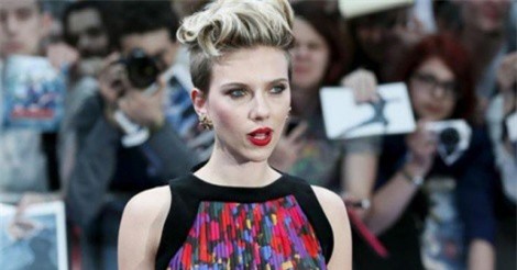 Scarlett Johansson bị "ném đá" khi vào vai người chuyển giới