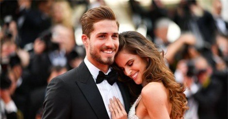 Thiên thần Victoria's Secret đính hôn với thủ môn tuyển Đức