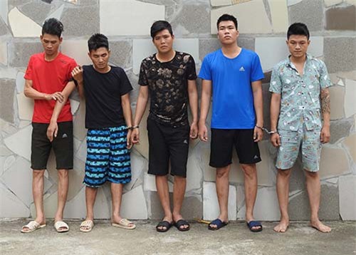 5 người lừa bán dây bạc mạ vàng với giá vàng thật