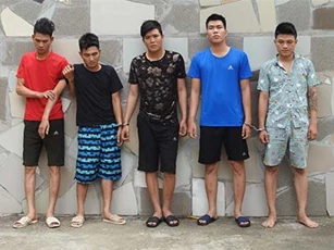 5 người lừa bán dây bạc mạ vàng với giá vàng thật