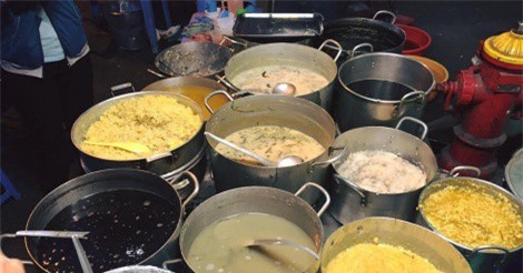 Quán chè thắp đèn dầu từ sau giải phóng, chè mâm hút khách suốt 40 năm