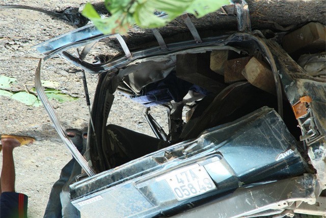 Đắk Nông: Lật xe chở gỗ lậu, 2 người đàn ông bị đè chết tại chỗ