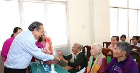 Phó Thủ tướng Trương Hòa Bình thăm hỏi các Mẹ Việt Nam anh hùng