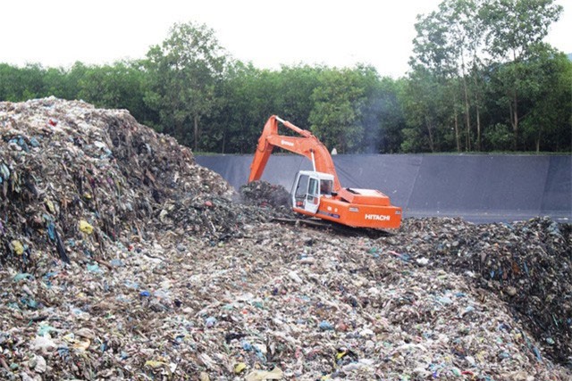 900 tấn rác bốc mùi đang bủa vây TP Quảng Ngãi