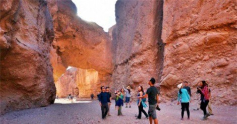 Du khách "liều mạng" tới thăm Thung lũng Chết