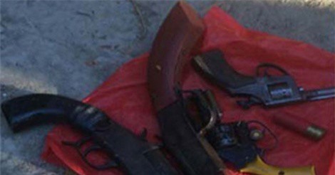 Hai nhóm côn đồ bỏ lại 4 khẩu súng khi chạy trốn công an