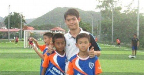 Huấn luyện viên đội bóng Thái Lan được ca ngợi là "người hùng thực sự"