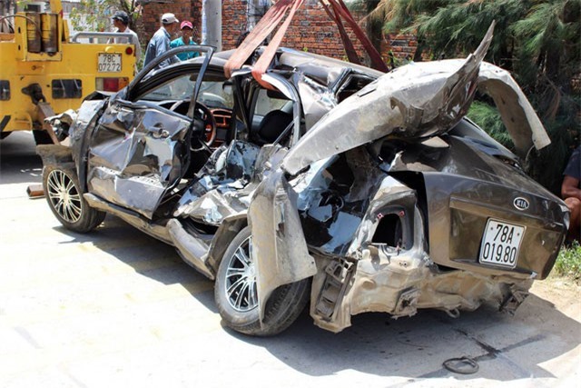 Phú Yên: Tàu hỏa tông ô tô, 2 người thoát chết thần kỳ