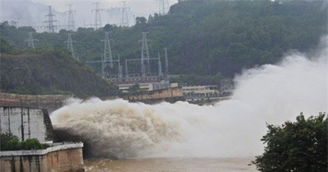 Sáng nay thủy điện Hòa Bình mở thêm 1 cửa xả đáy