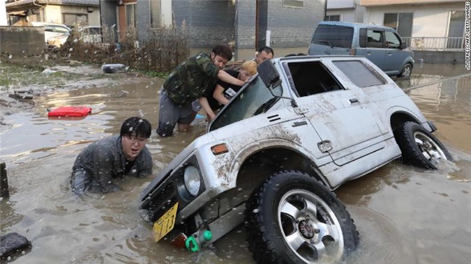 Ảnh: Lũ lụt nhấn chìm nhiều khu vực ở Nhật Bản, hơn 240 người chết và mất tích