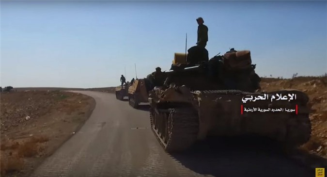 Clip: Xe quân sự Syria ùn ùn kéo tới biên giới Jordan