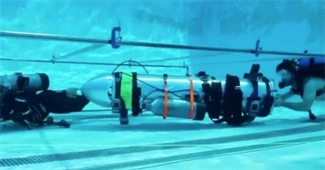 Elon Musk mang tàu ngầm mini tới hang Tham Luang
