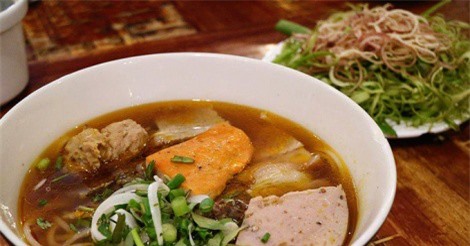 Quán bún bò chuẩn vị Huế đông nghịt khách ở phố Tây Bùi Viện