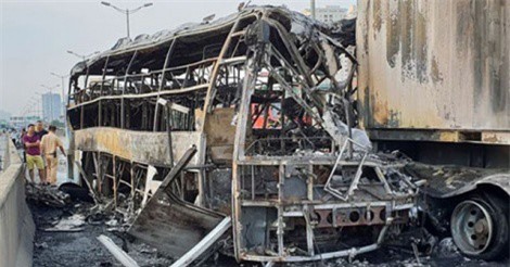 Hà Nội: Hai ôtô bốc cháy ngùn ngụt, một thai phụ tử vong