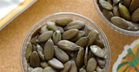 Hạt bí xanh giá 6 triệu đồng/kg được nhà giàu Việt săn dùng về làm... đồ ăn vặt