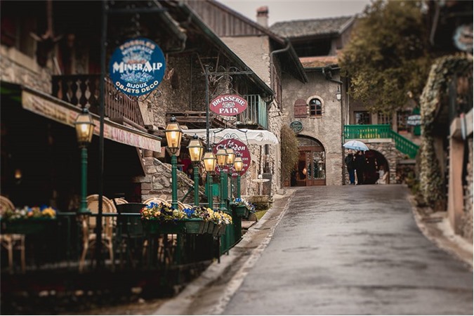 Ngất ngây lạc vào ngôi làng đá cổ đầy hoa ở Pháp