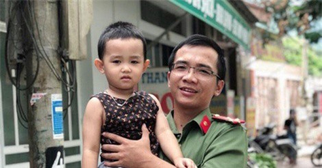 Thượng úy công an lao xuống thác xoáy cứu hai cha con bị nạn