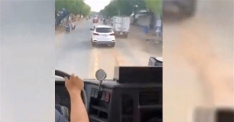 TPHCM: Mời chủ xe ô tô cản trở xe cứu hỏa lên làm việc