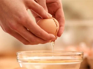 3 cách đẩy sạch mụn, trắng da bằng mặt nạ trứng gà