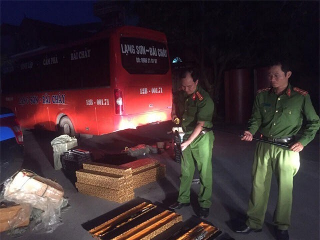 Bắt giữ 2 xe ô tô vận chuyển gần 300 thanh kiếm, dùi cui điện và hơn 2 tạ pháo