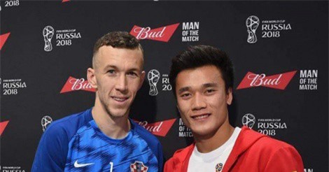 Bùi Tiến Dũng trao giải Cầu thủ xuất sắc nhất trận bán kết World Cup