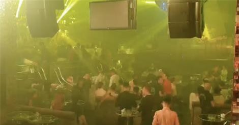 Cảnh sát “đột kích” quán bar, dân chơi ném ma túy phi tang